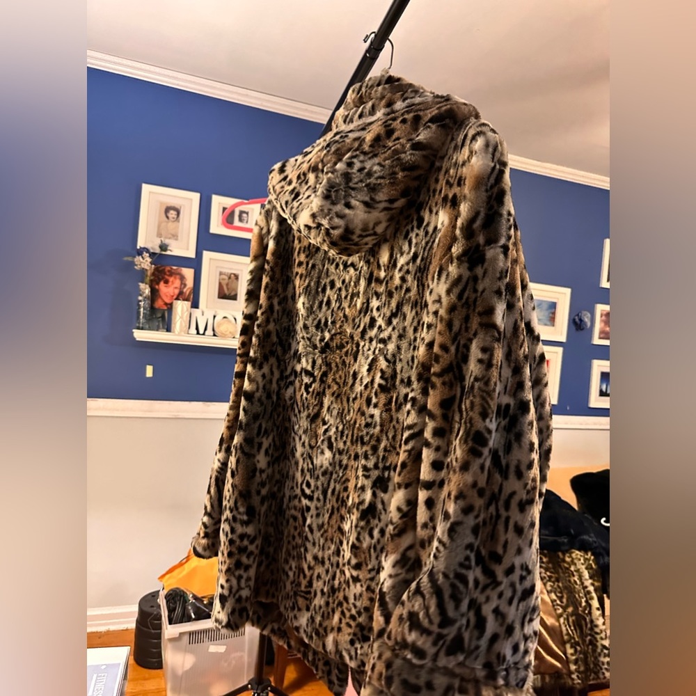 Pamela McCoy tissavel faux fur